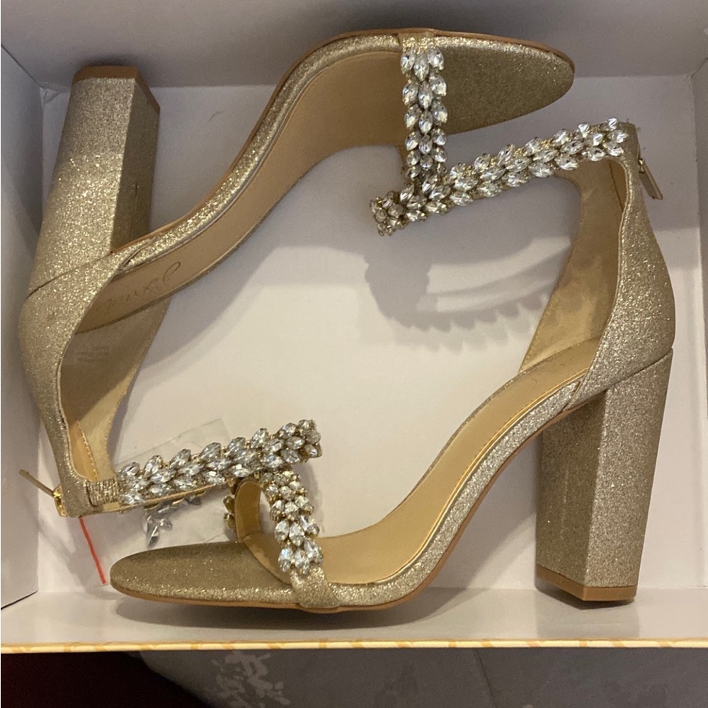 Badgley Mischka glitter block heels size 9. Estar rhinestone